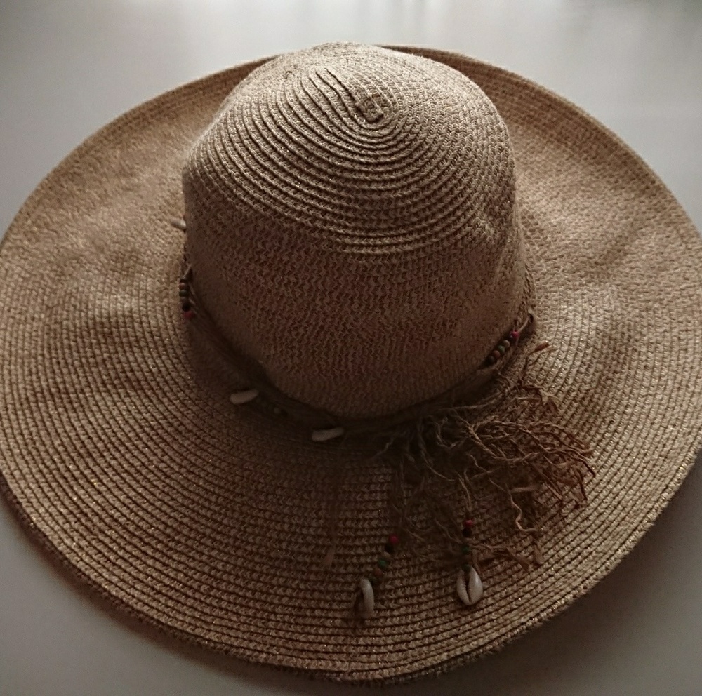 Delicate Beach hat with seashell decor